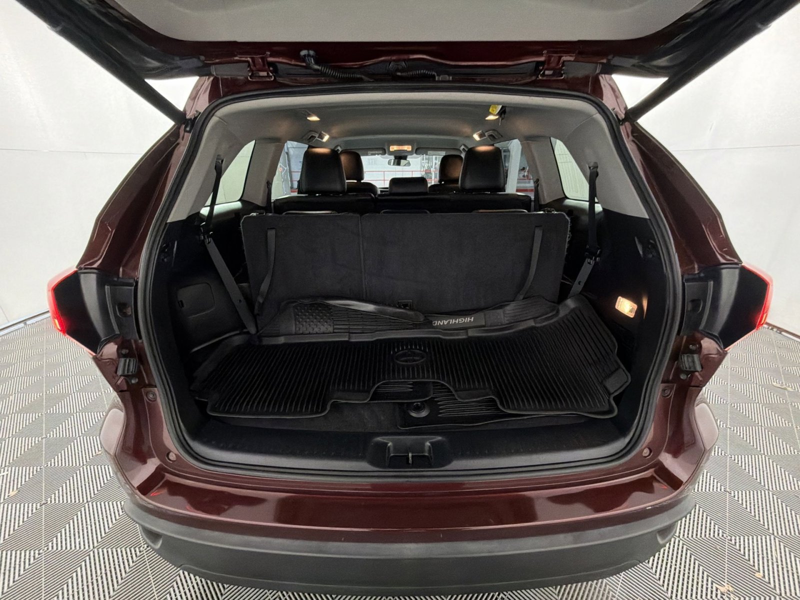 Used 2017 Toyota Highlander Plus image 24