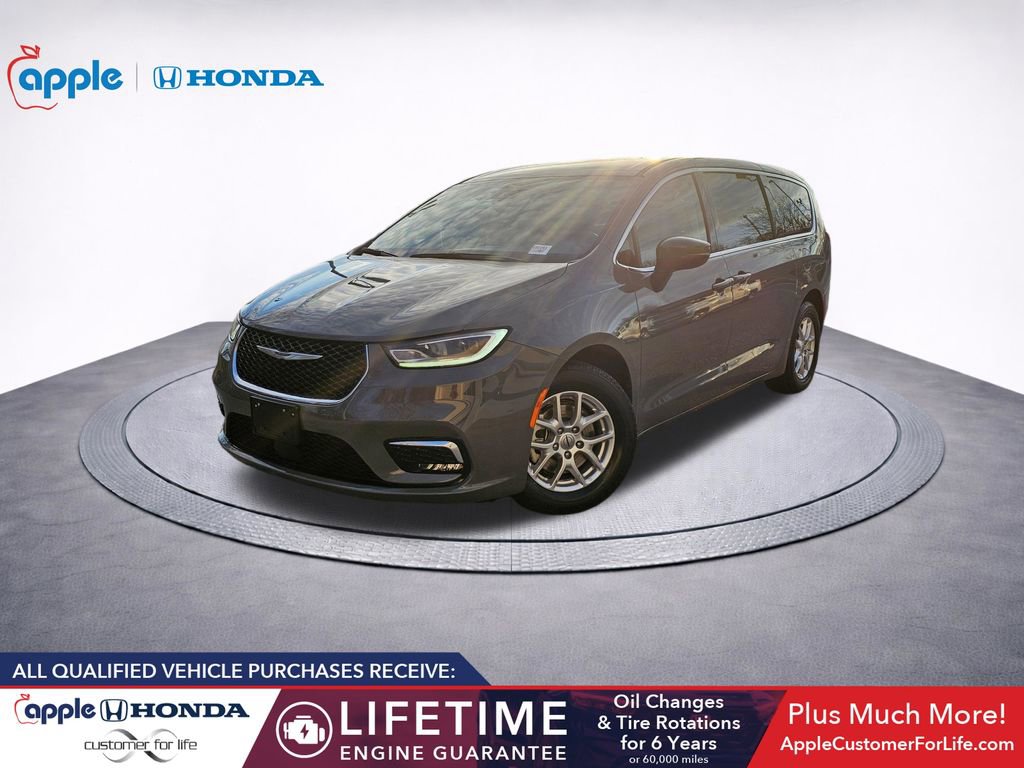 Used 2023 Chrysler Pacifica Touring-L video 3