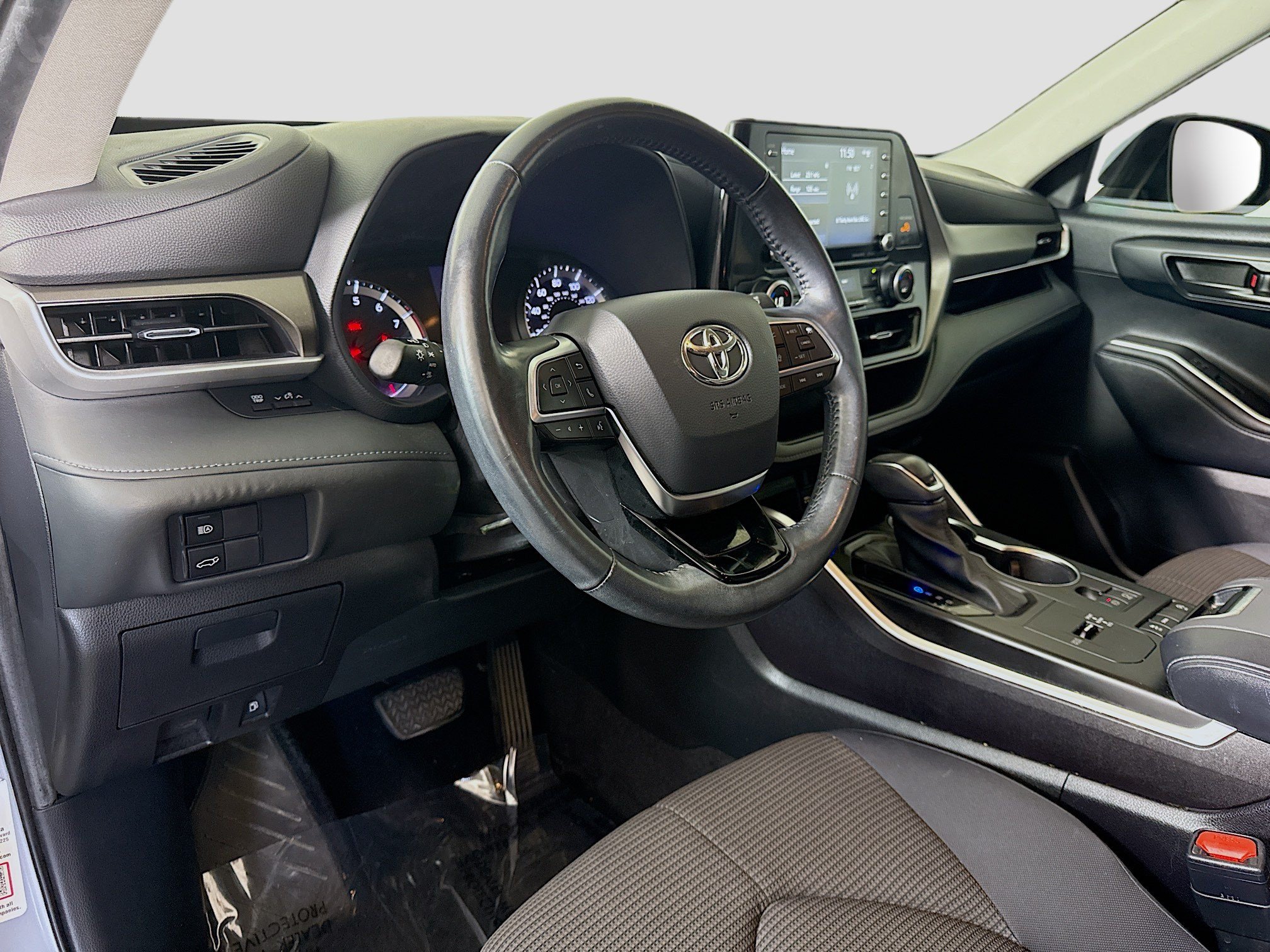 Used 2021 Toyota Highlander LE FWD image 23