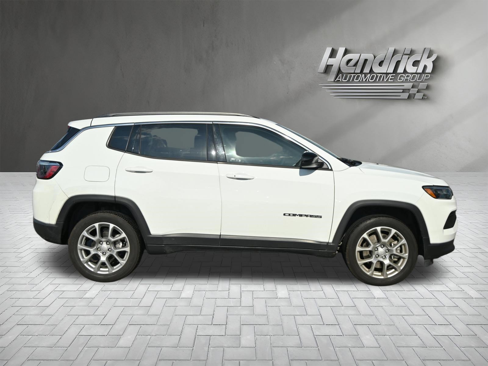 Used 2024 Jeep Compass Latitude w/ Sun and Sound Group AWD/4WD image 10