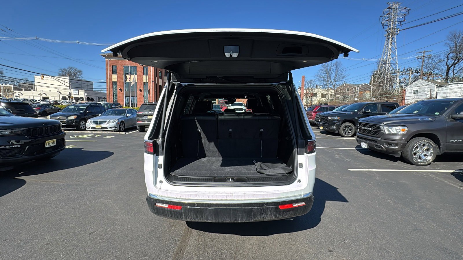 Used 2025 Jeep Wagoneer 4WD w/ Premium Group I image 8
