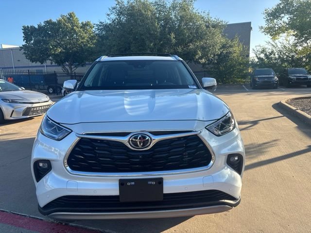 Used 2023 Toyota Highlander Platinum FWD image 2