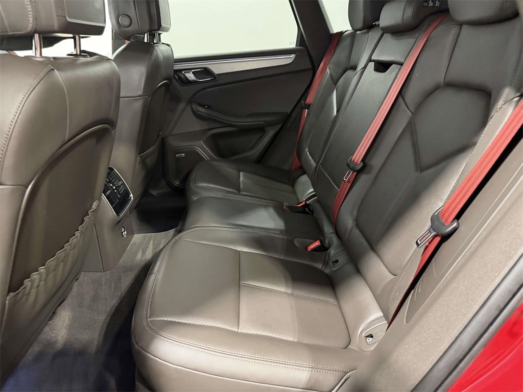 Used 2025 Porsche Macan image 12
