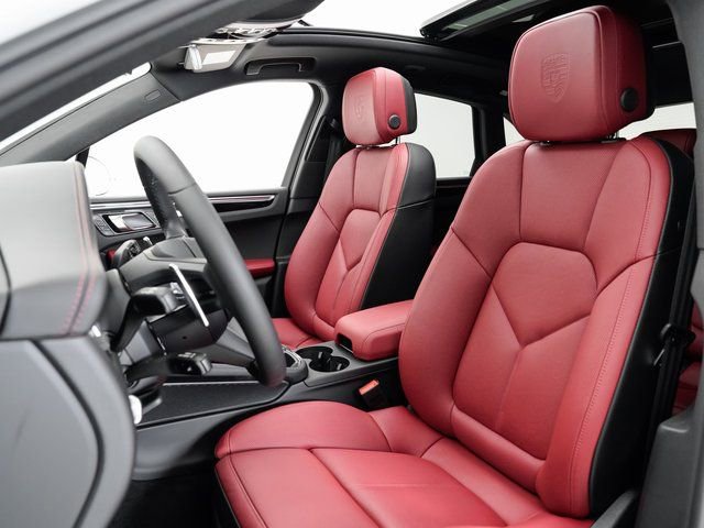 Certified 2025 Porsche Macan AWD/4WD image 5
