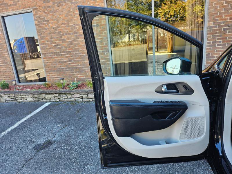 Used 2021 Chrysler Pacifica Touring-L FWD image 32