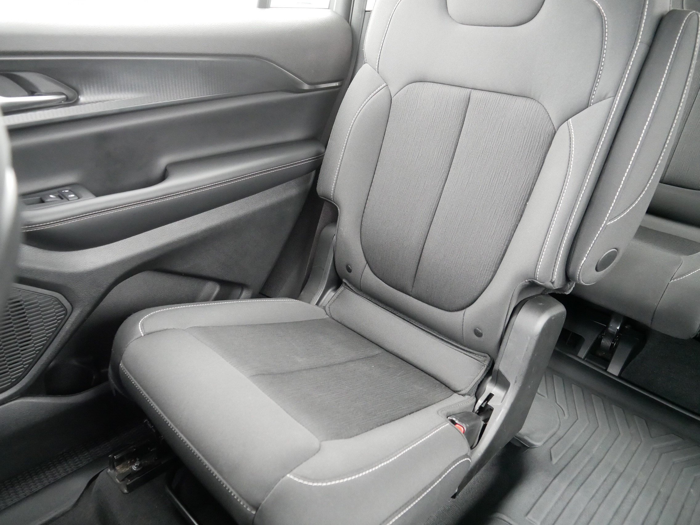 Used 2023 Jeep Grand Cherokee L Laredo AWD/4WD image 12