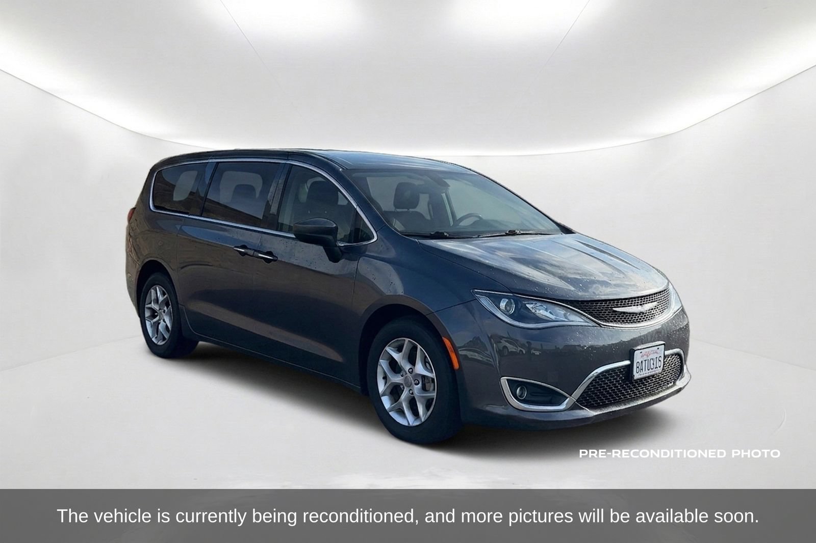 Used 2017 Chrysler Pacifica Touring Plus w/ Tire & Wheel Group FWD image 3