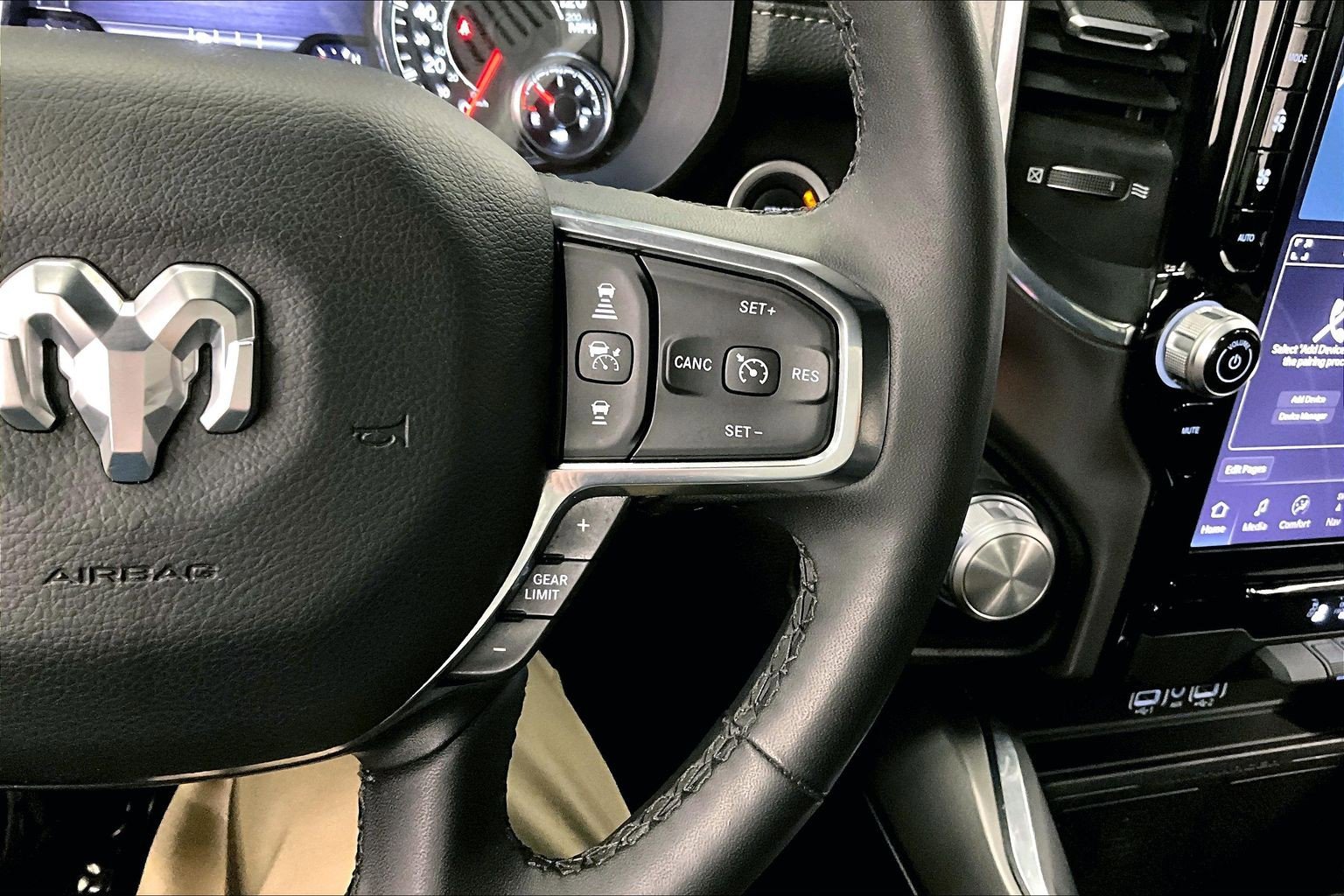 Used 2025 RAM 1500 Laramie AWD/4WD image 25