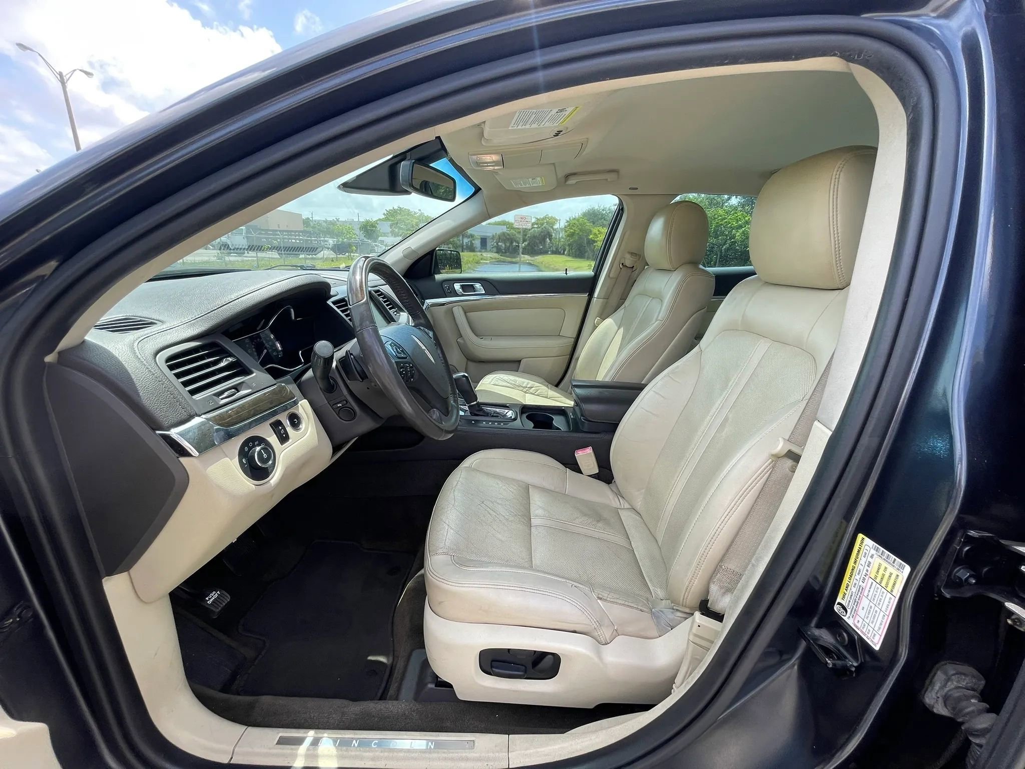 Used 2013 Lincoln MKS FWD image 27