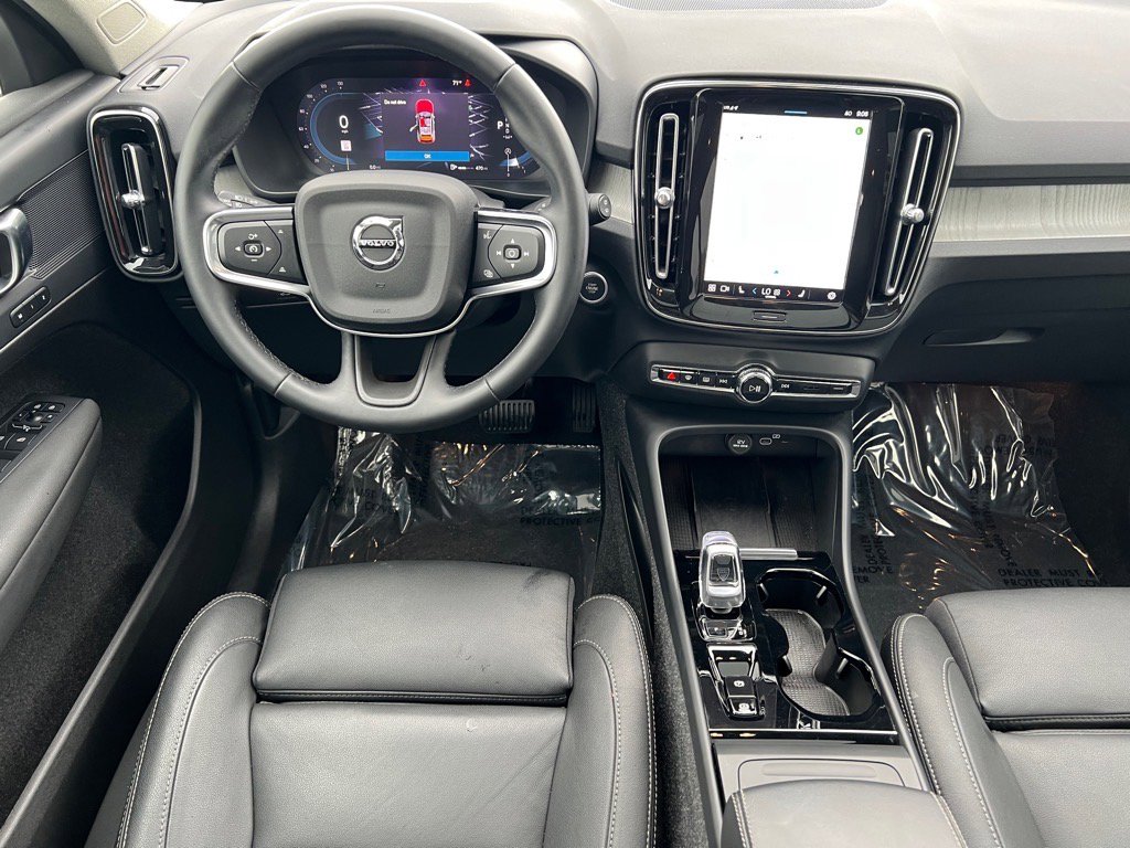 Used 2025 Volvo XC40 B5 Plus image 4