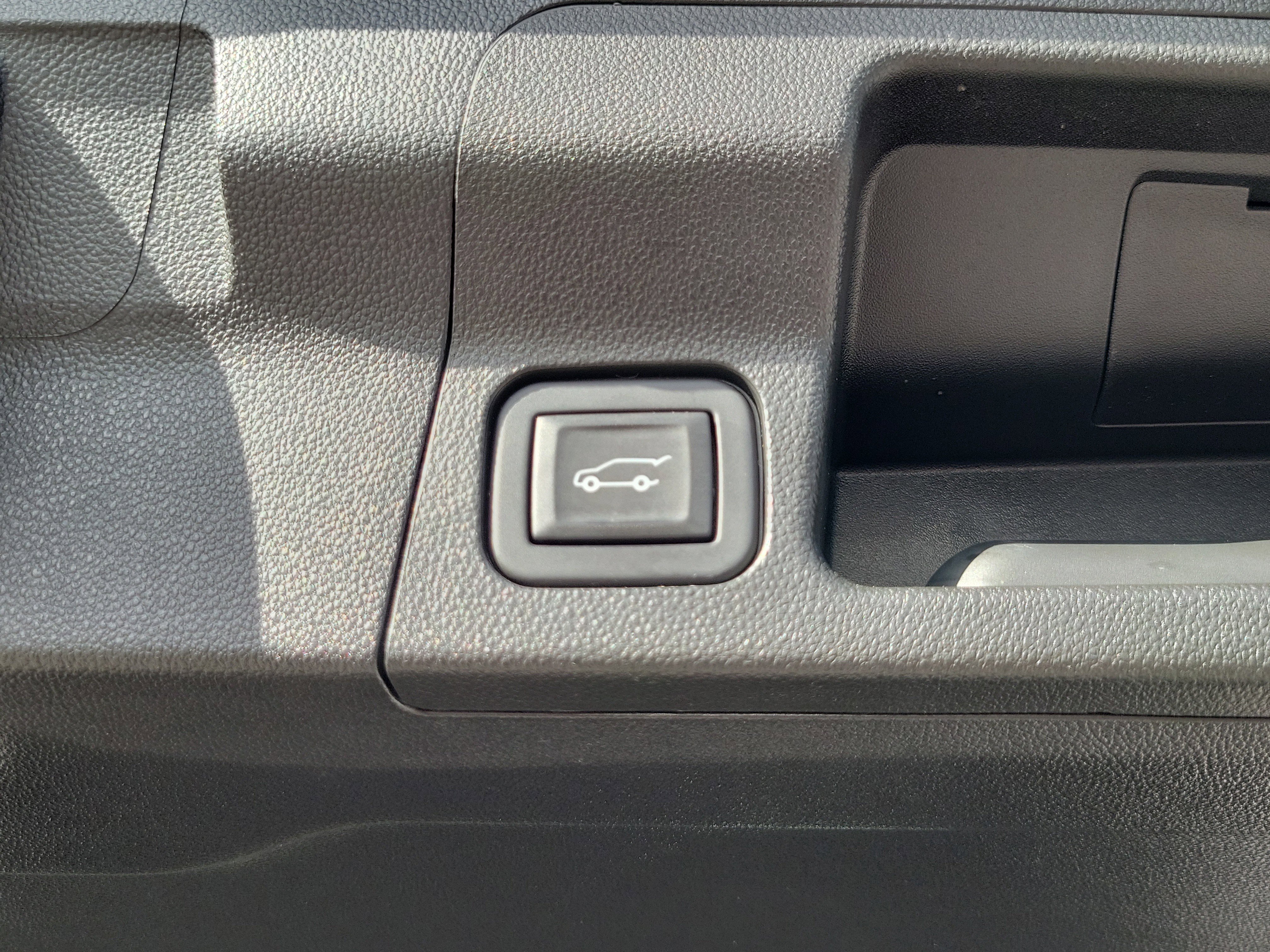 Used 2023 GMC Acadia SLT w/ Technology Package image 16