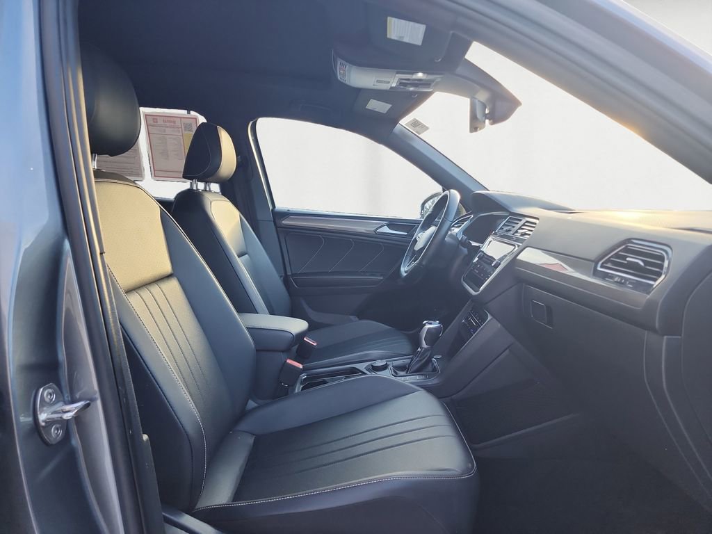 Used 2022 Volkswagen Tiguan SE R-Line image 15