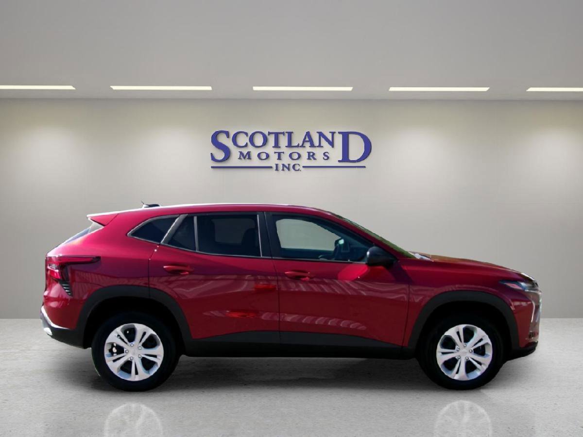 Used 2025 Chevrolet Trax LS image 5