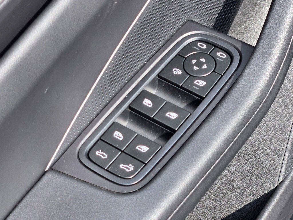 New 2025 Porsche Macan 4 Electric image 18