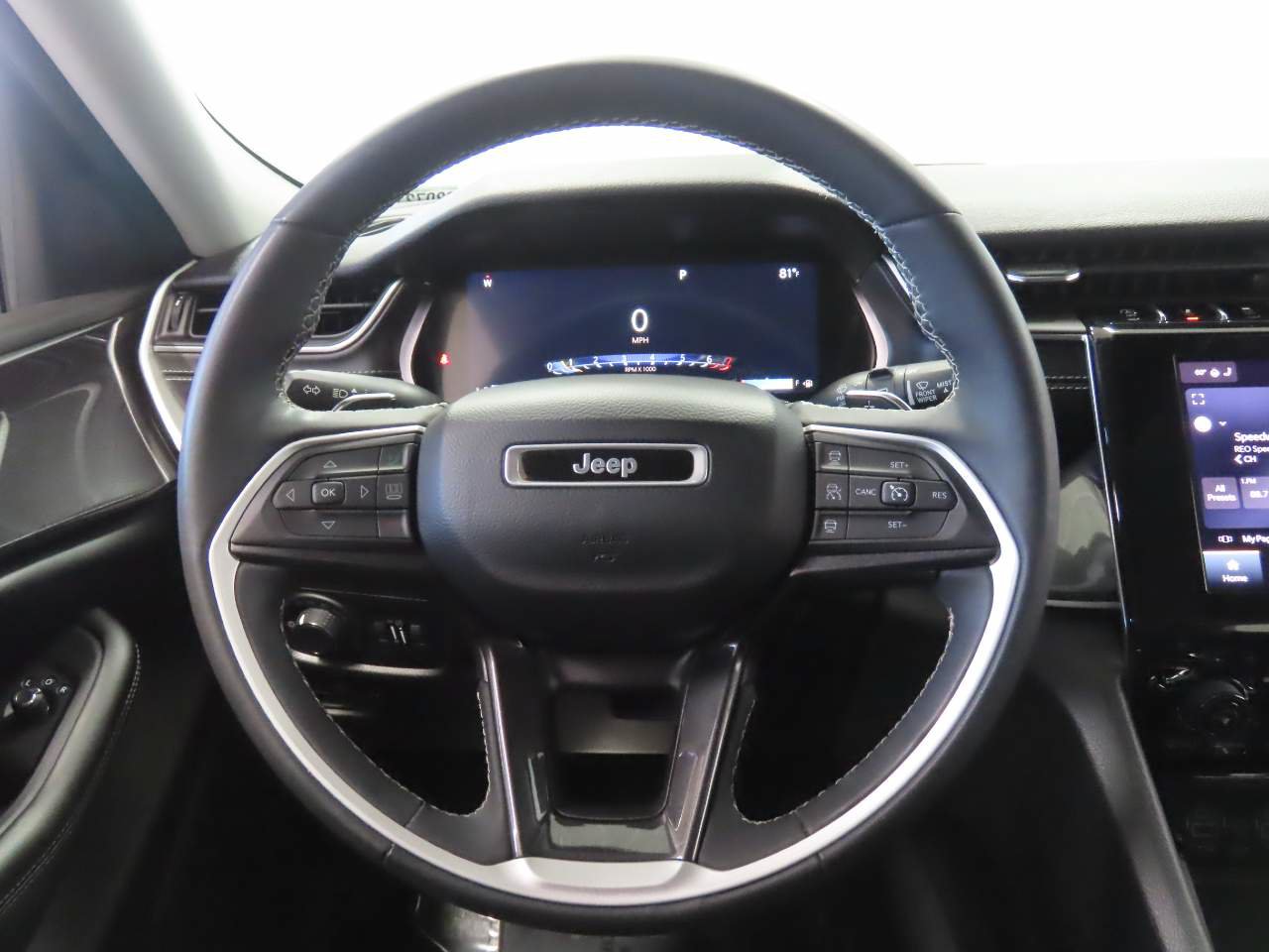 Used 2023 Jeep Grand Cherokee Laredo w/ Luxury Tech Group I RWD image 11