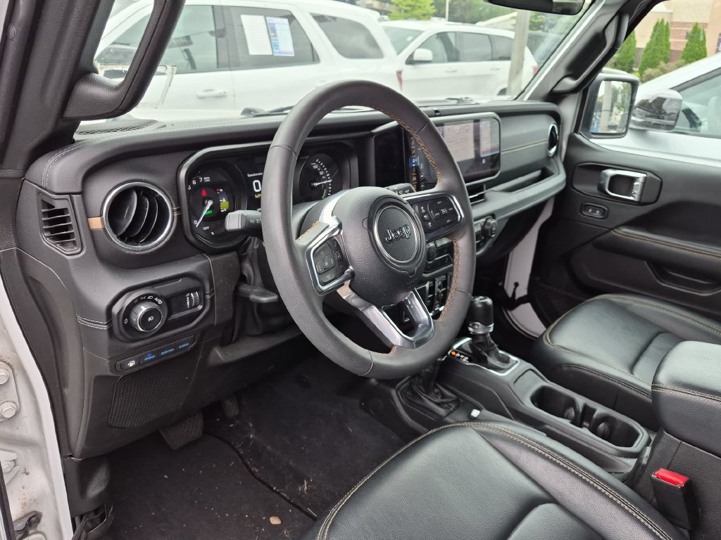 Used 2024 Jeep Wrangler Unlimited Sahara w/ Technology Group AWD/4WD image 9