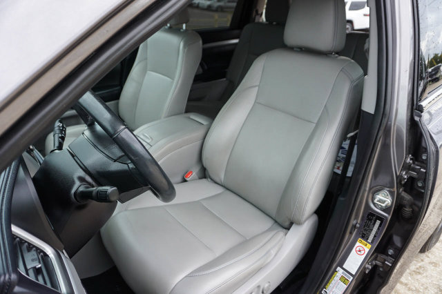 Used 2019 Toyota Highlander XLE FWD image 12