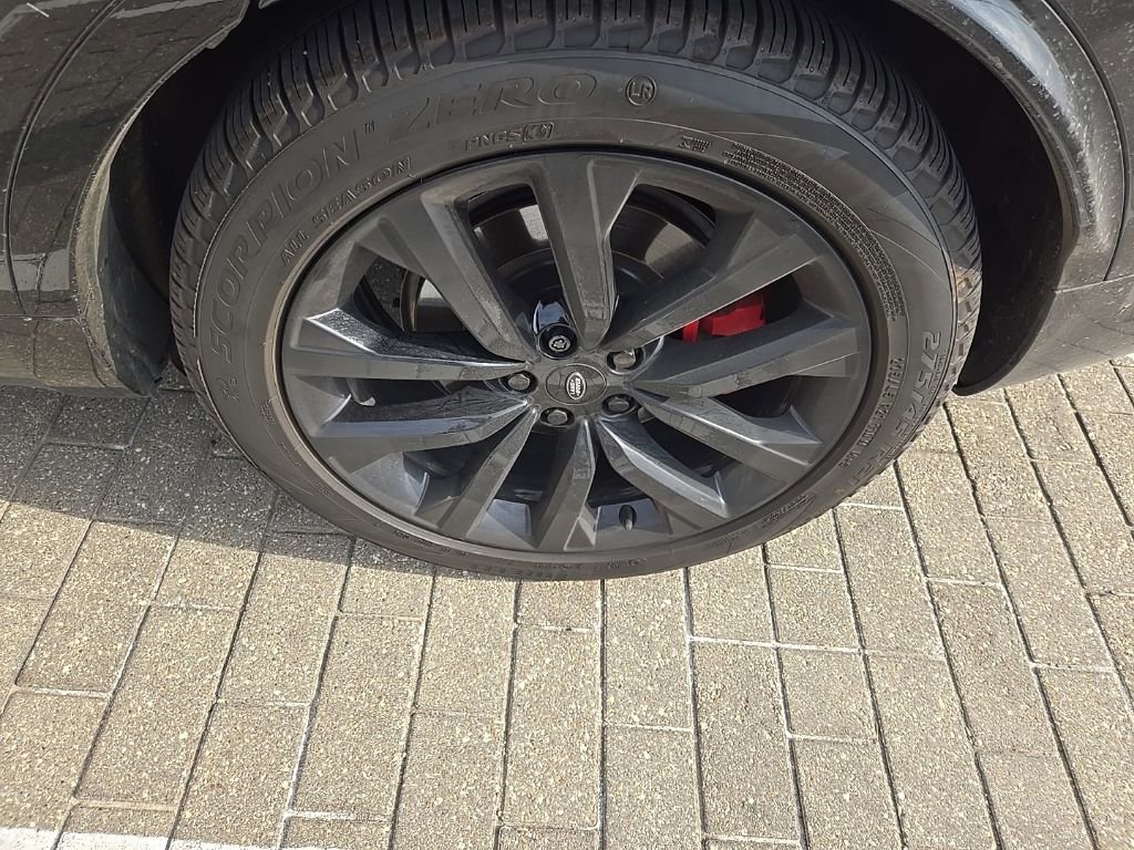 Certified 2024 Land Rover Discovery Dynamic SE image 9