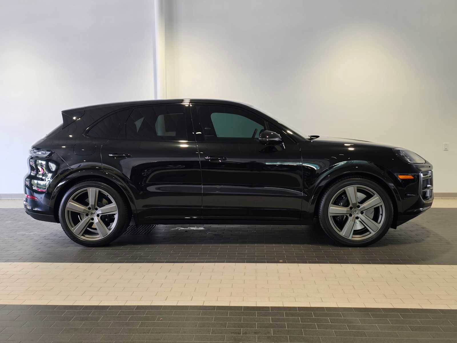 Used 2025 Porsche Cayenne Turbo image 8