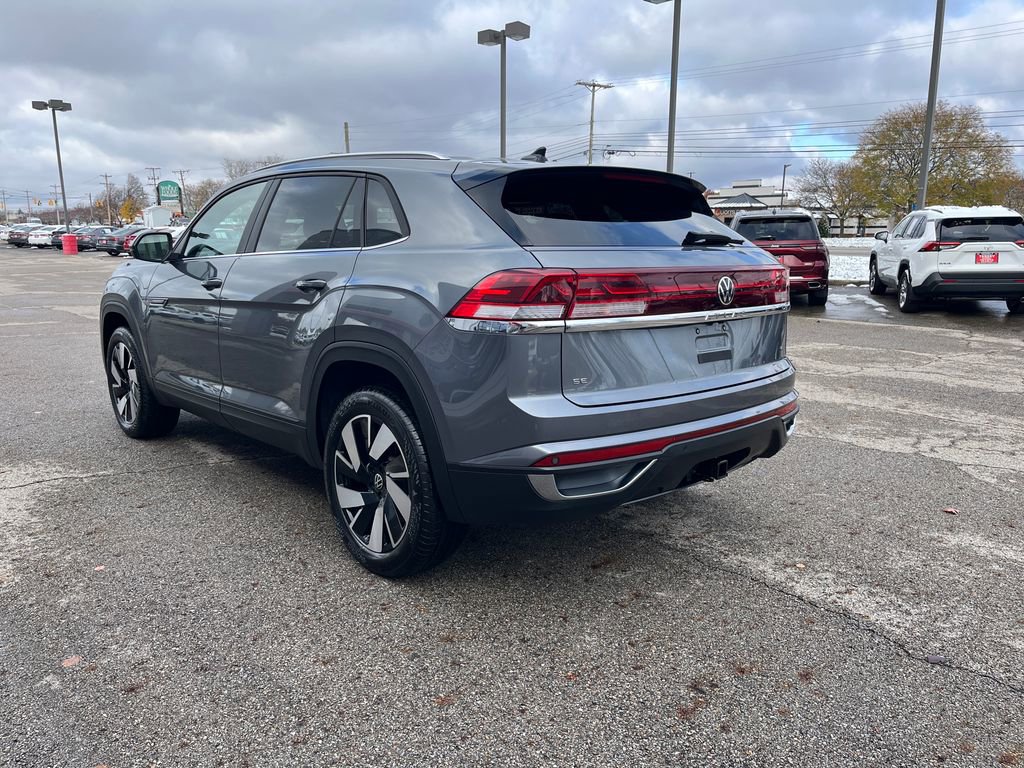 Used 2025 Volkswagen Atlas Cross Sport SE image 3