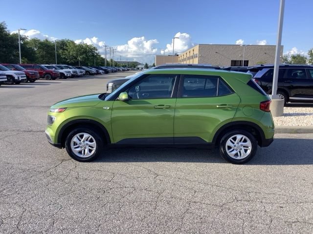 Used 2022 Hyundai Venue SE FWD image 2