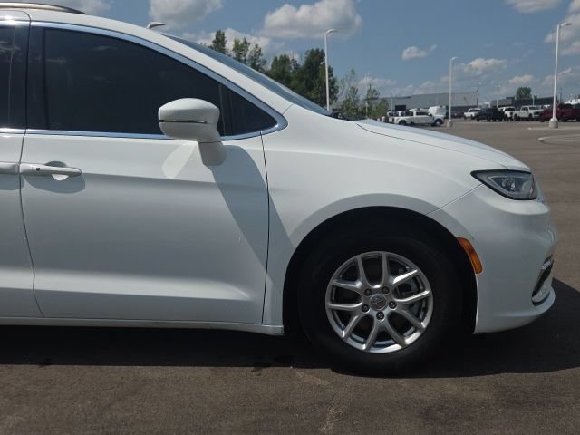 Used 2022 Chrysler Pacifica Touring-L FWD image 4