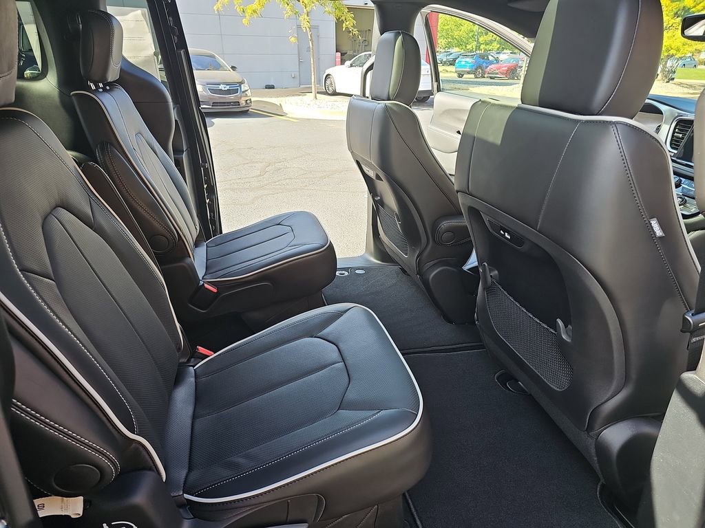 New 2026 Chrysler Pacifica Limited w/ S Appearance Package image 11