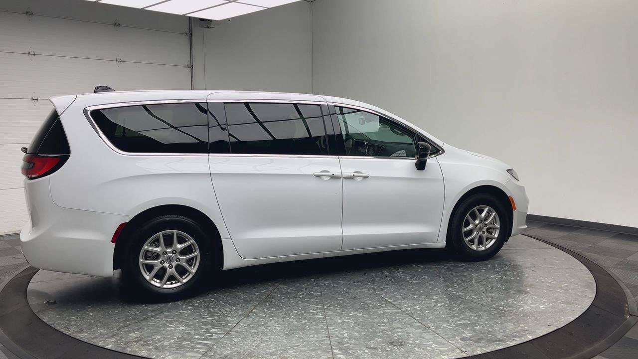 Used 2024 Chrysler Pacifica Touring-L FWD image 39