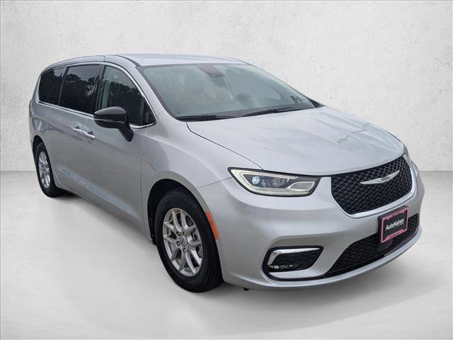 Used 2024 Chrysler Pacifica Touring-L FWD image 3