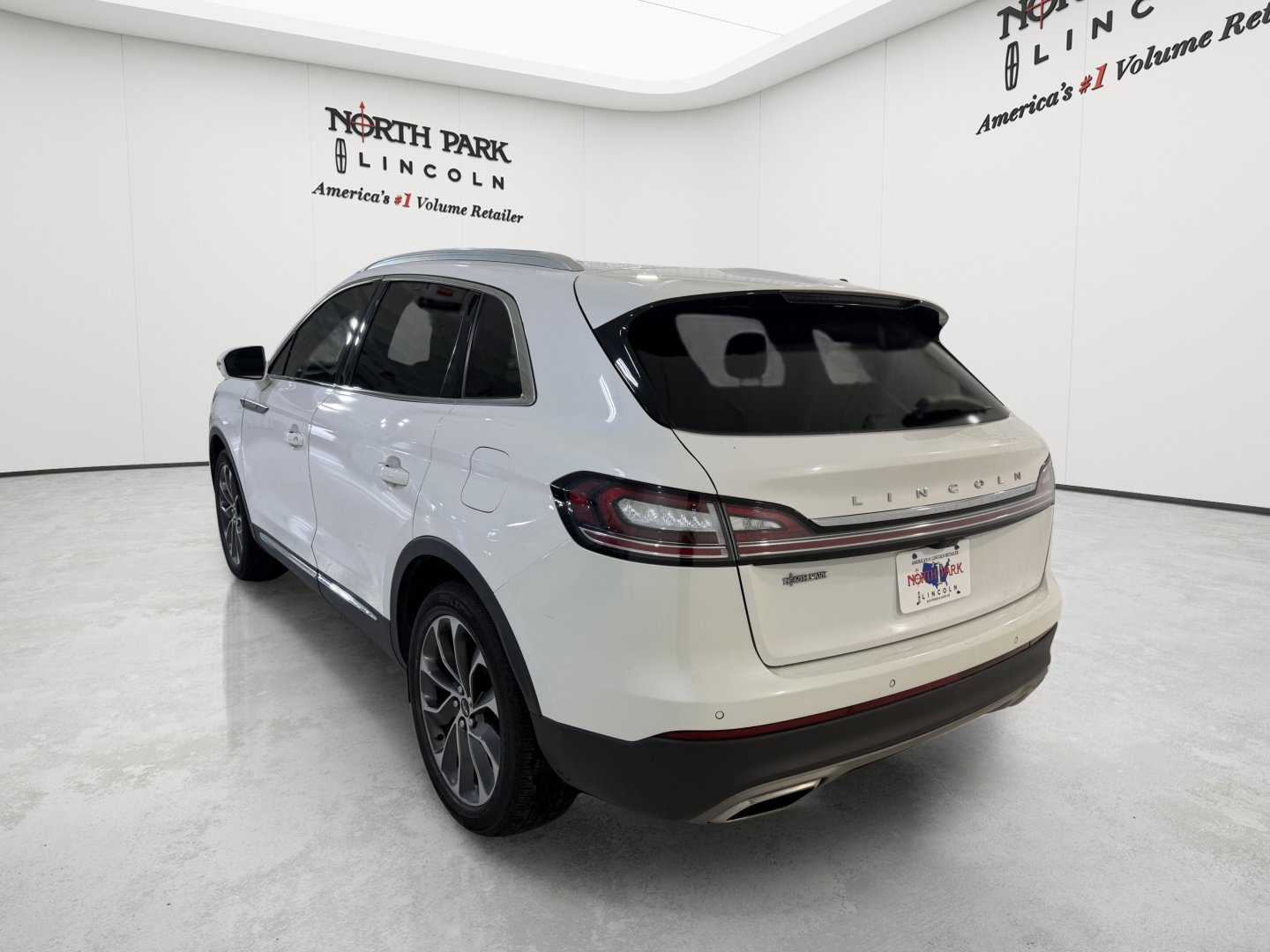 Used 2023 Lincoln Nautilus Reserve FWD image 3