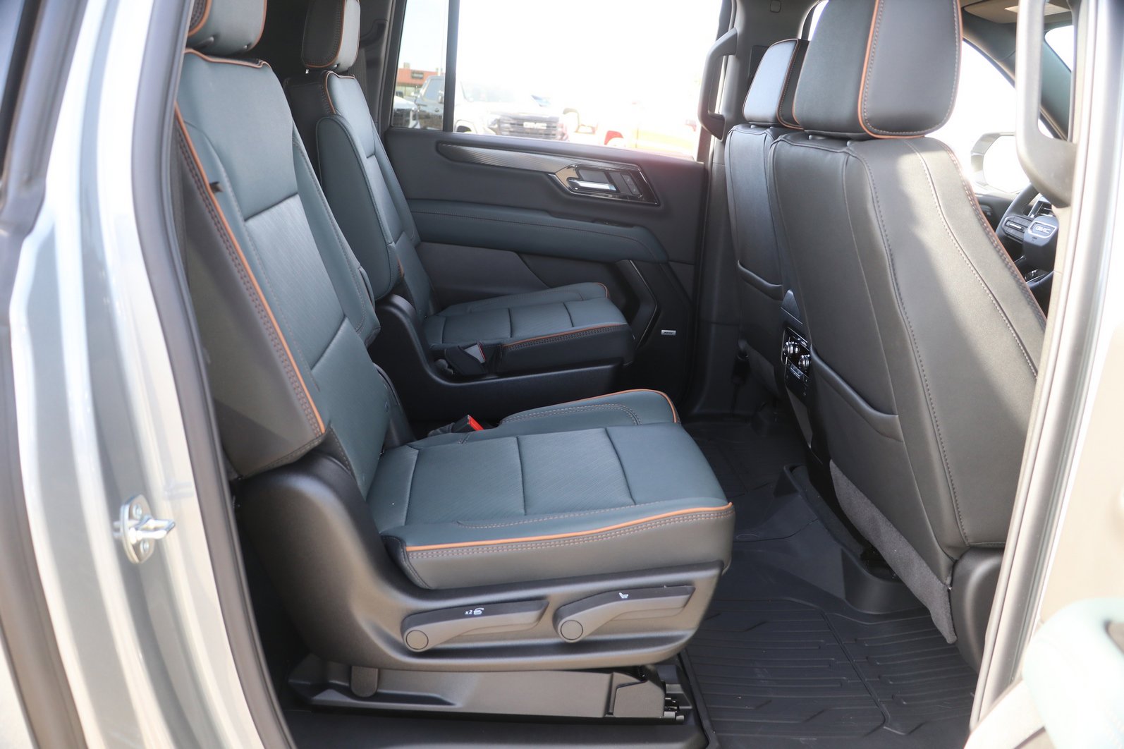 New 2026 GMC Yukon XL AT4 w/ AT4 Premium Package image 30