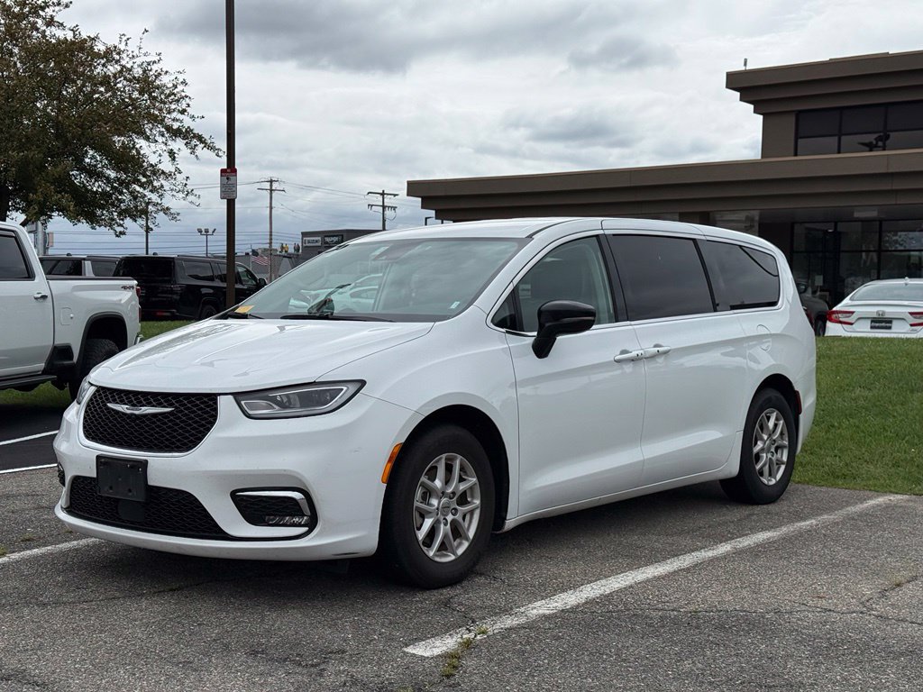 Used 2024 Chrysler Pacifica Touring-L FWD image 8