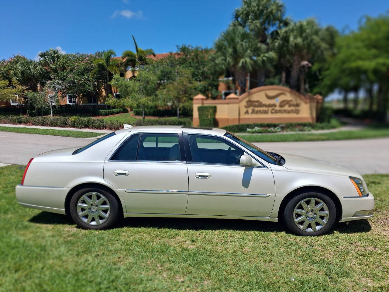 Used 2011 Cadillac DTS Premium w/ Driver Awareness Package FWD image 4