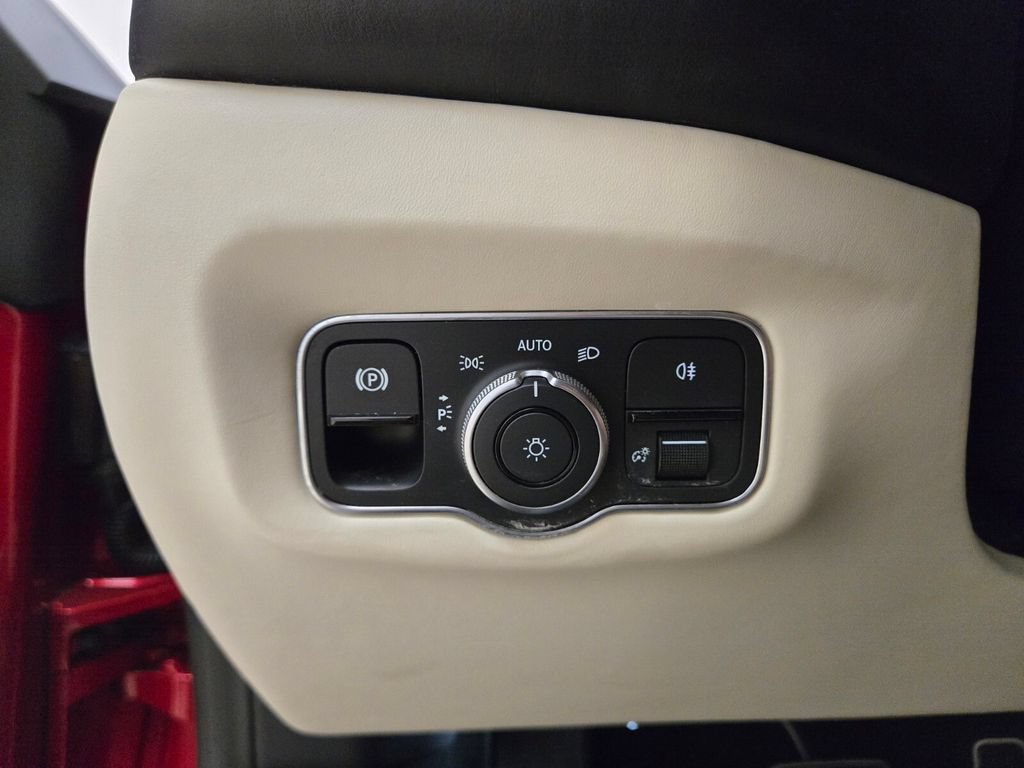 Used 2023 Aston Martin V8 Vantage Coupe RWD image 37
