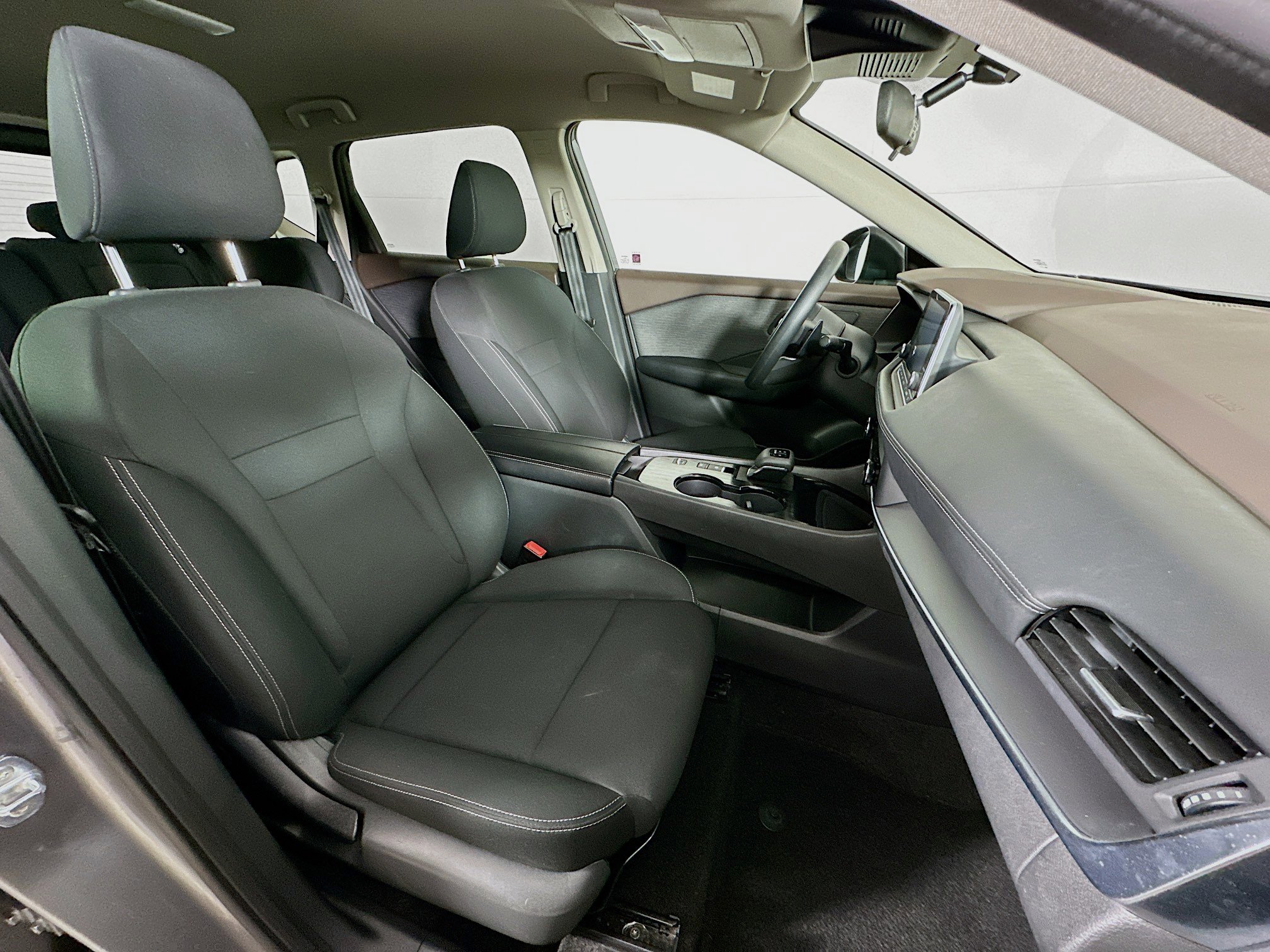 Used 2023 Nissan Rogue S image 29