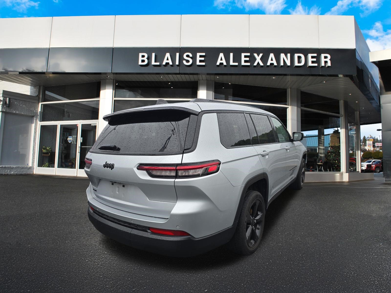 Used 2023 Jeep Grand Cherokee L Altitude AWD/4WD image 3