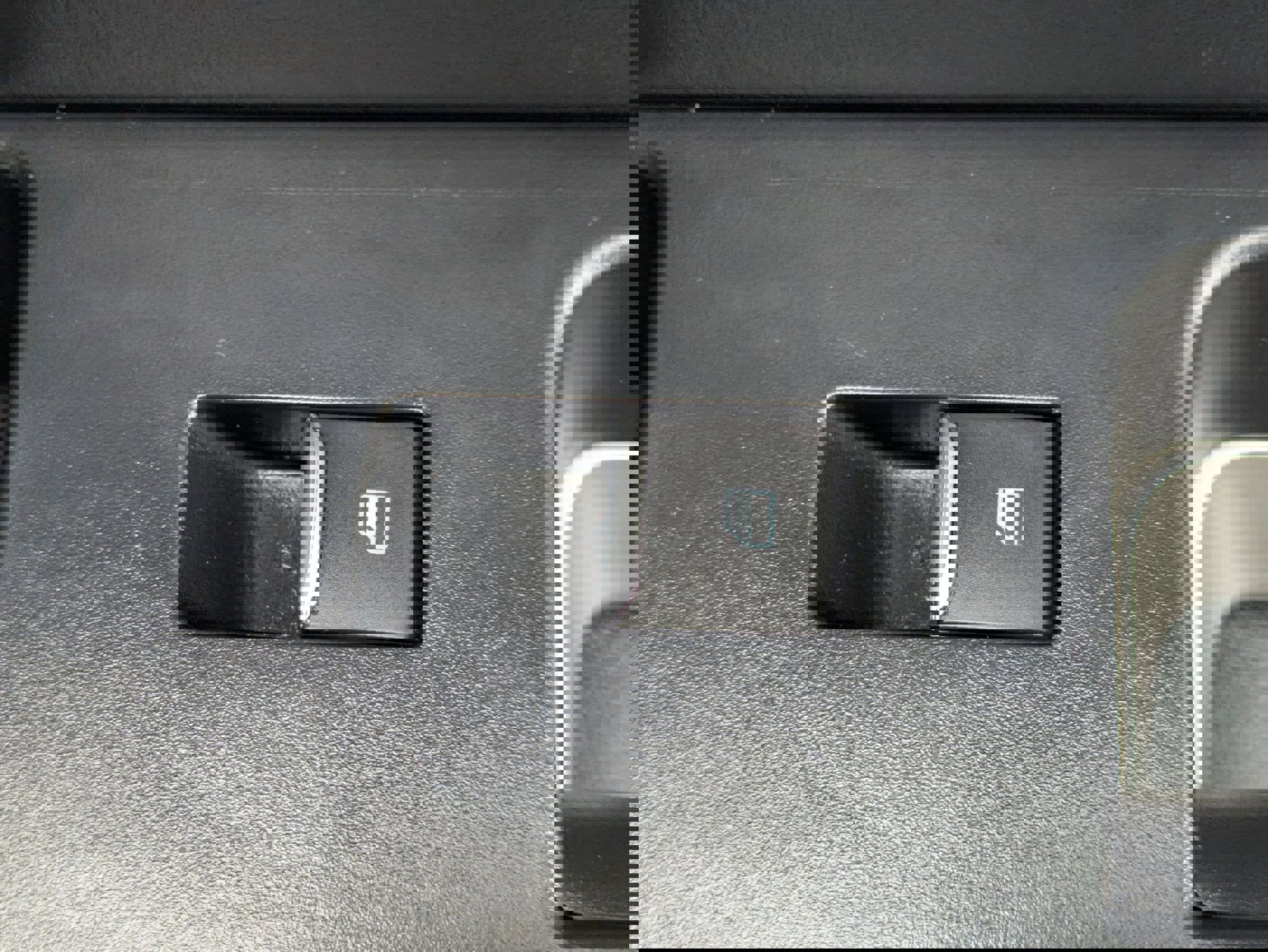 Used 2022 Ford Explorer XLT image 32