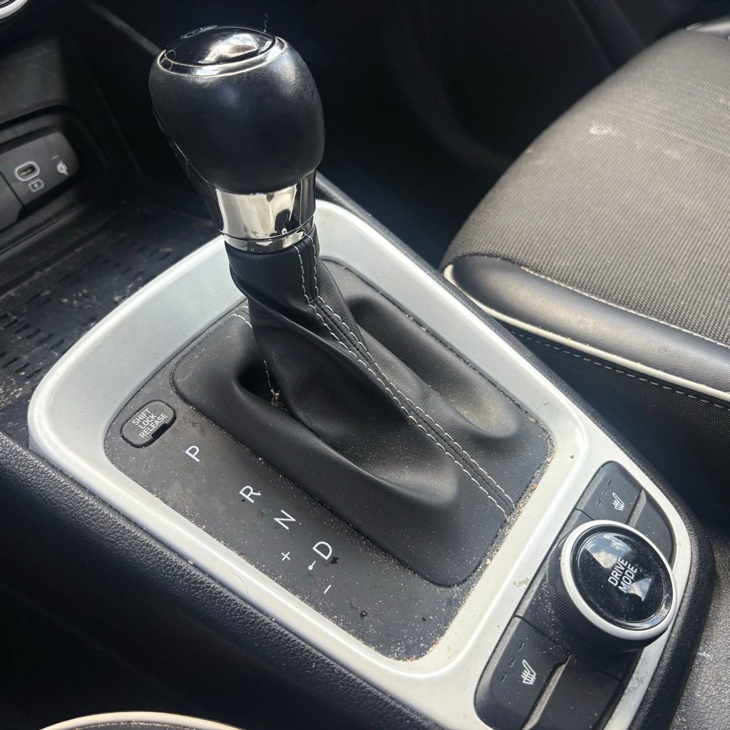 Used 2023 Hyundai Venue Limited FWD image 22