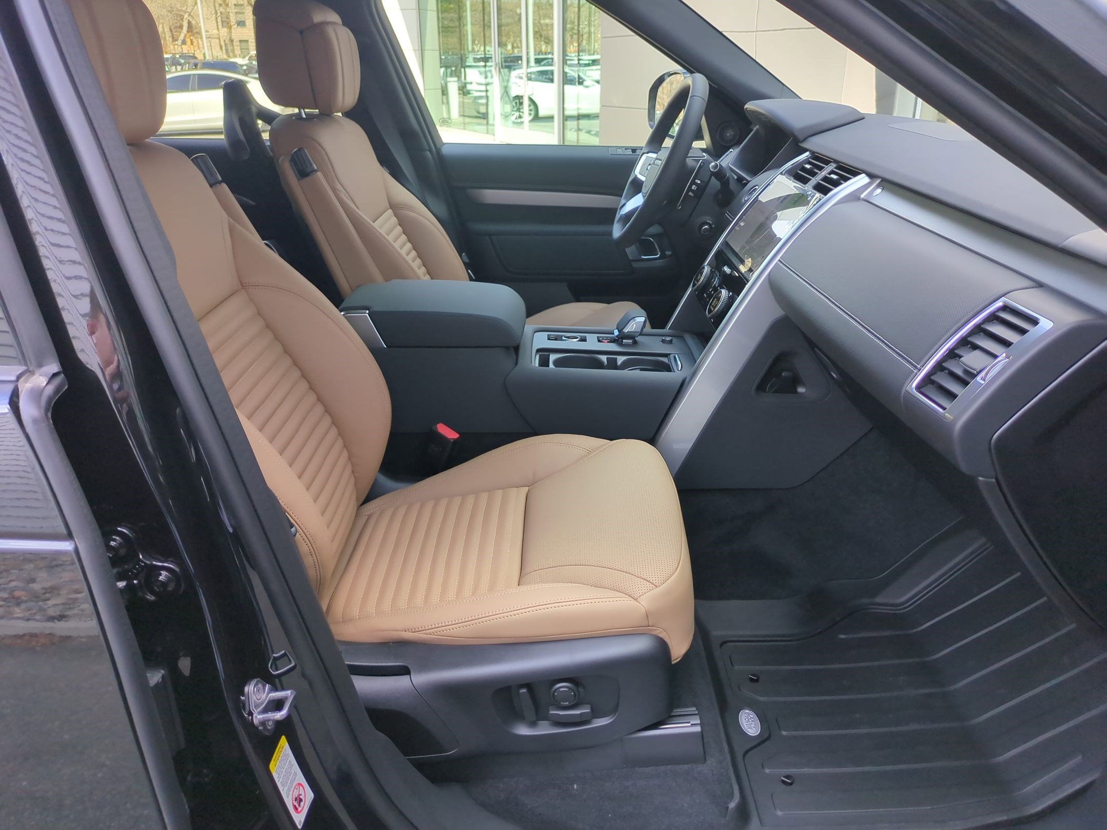 New 2026 Land Rover Discovery Dynamic SE image 28