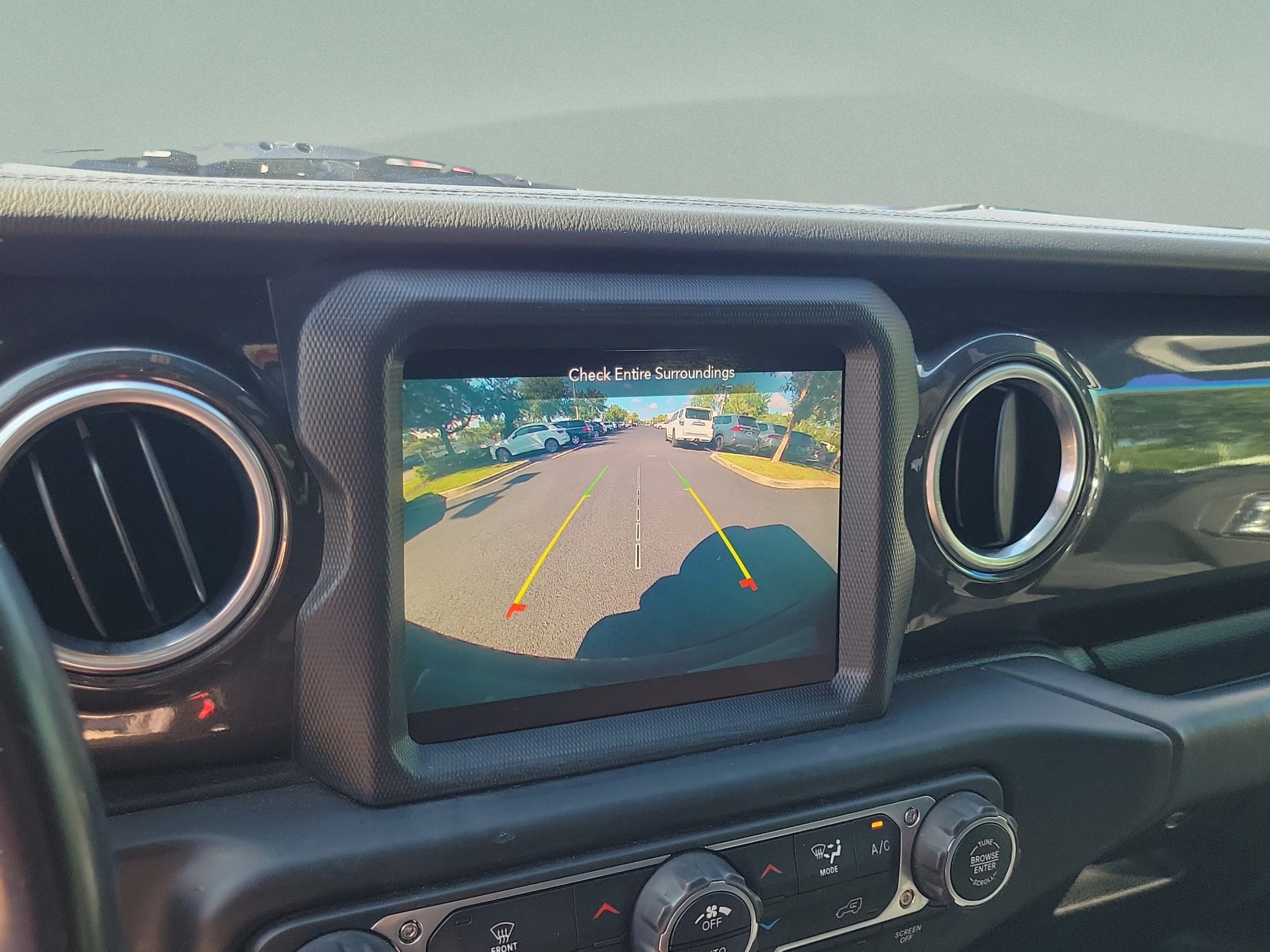 Used 2020 Jeep Wrangler Unlimited Sahara AWD/4WD image 18