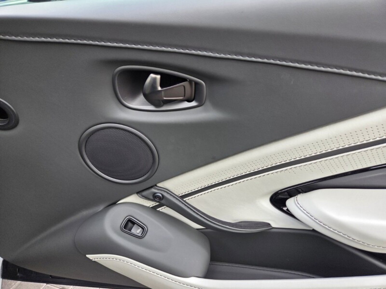 Used 2023 Aston Martin V8 Vantage Roadster RWD image 19