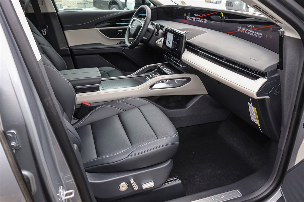 Used 2025 Lincoln Nautilus Premier image 18