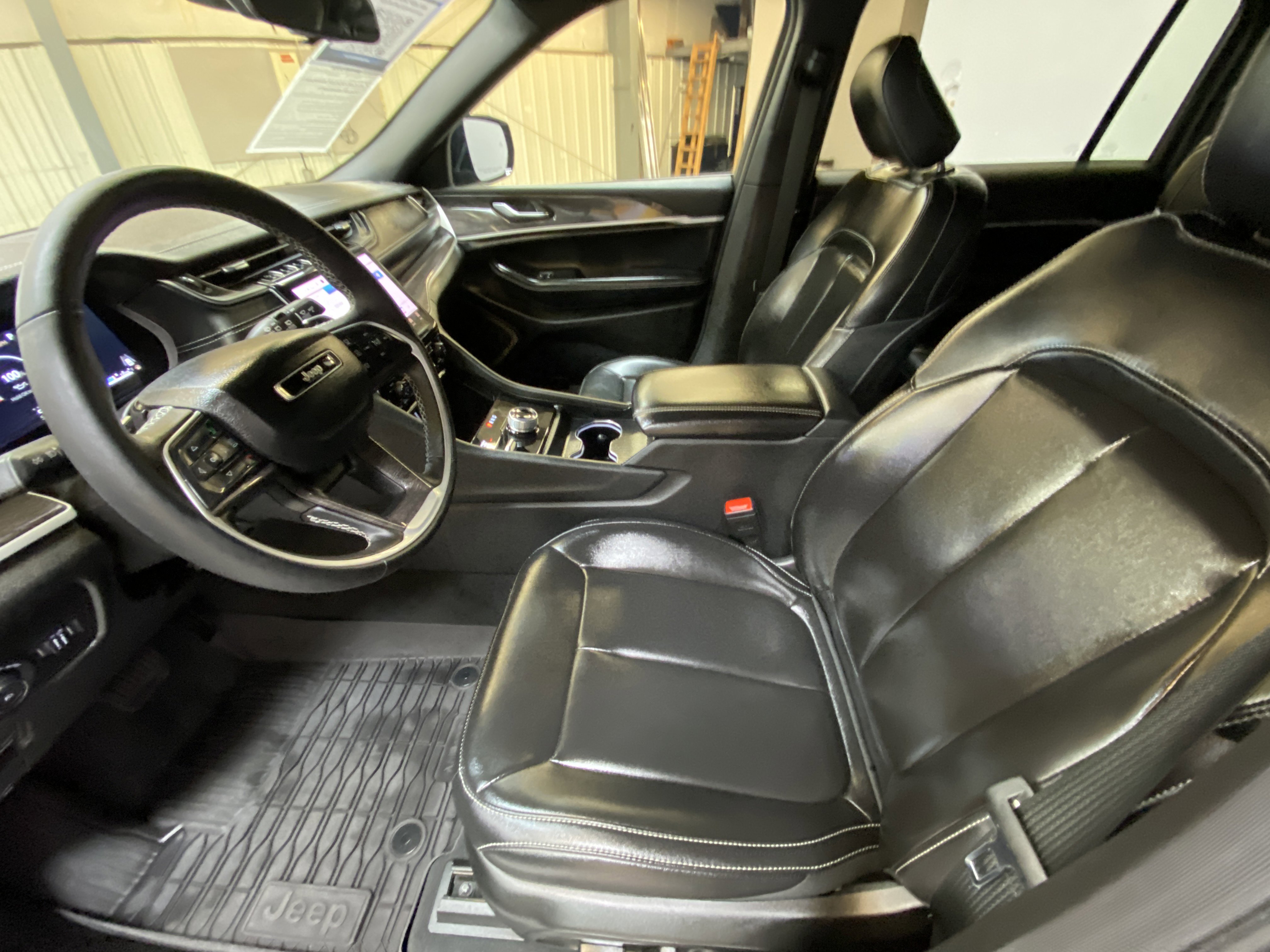 Used 2025 Jeep Grand Cherokee L Limited w/ Black Appearance Package image 23