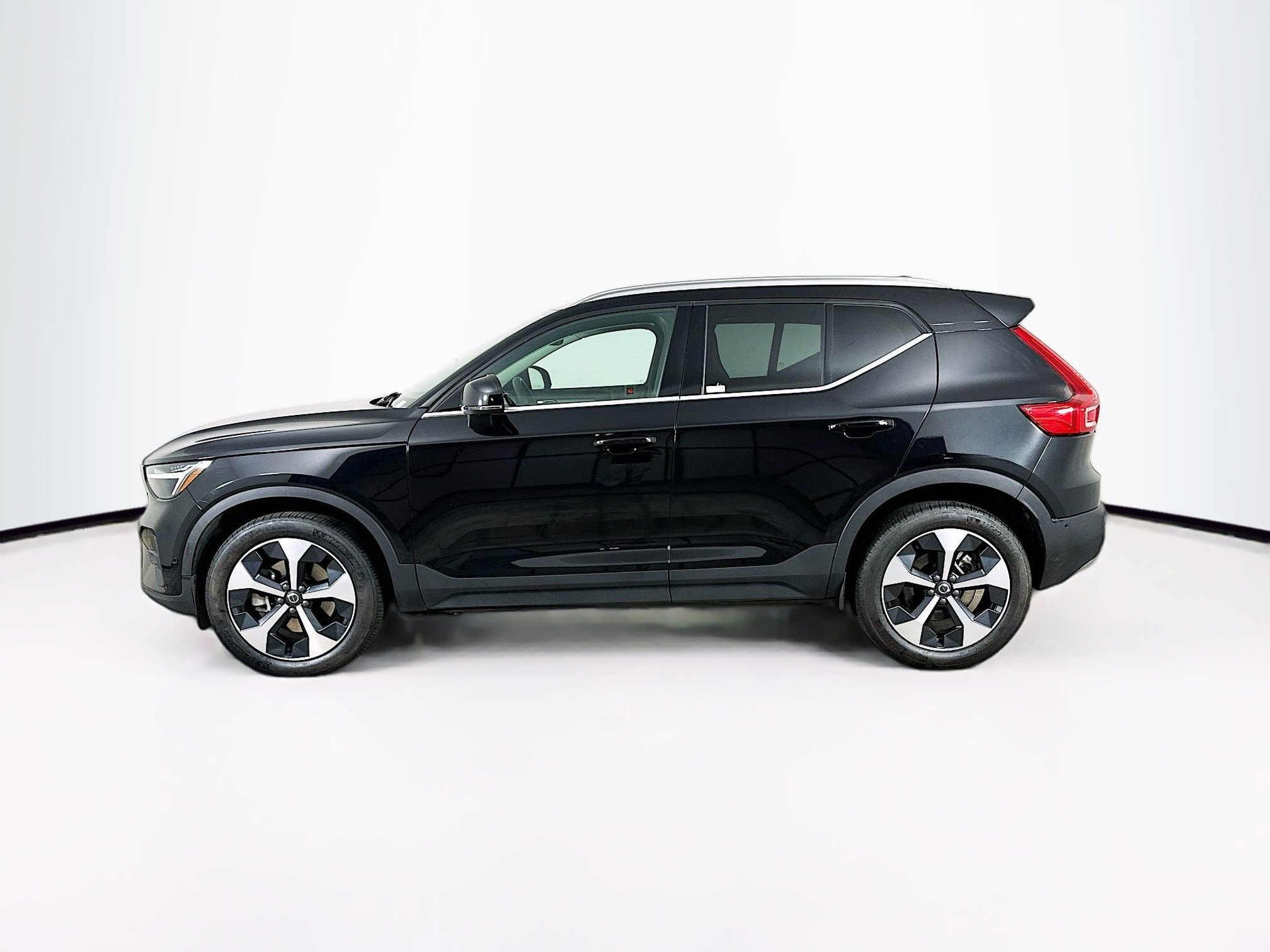Used 2025 Volvo XC40 B5 Plus image 4