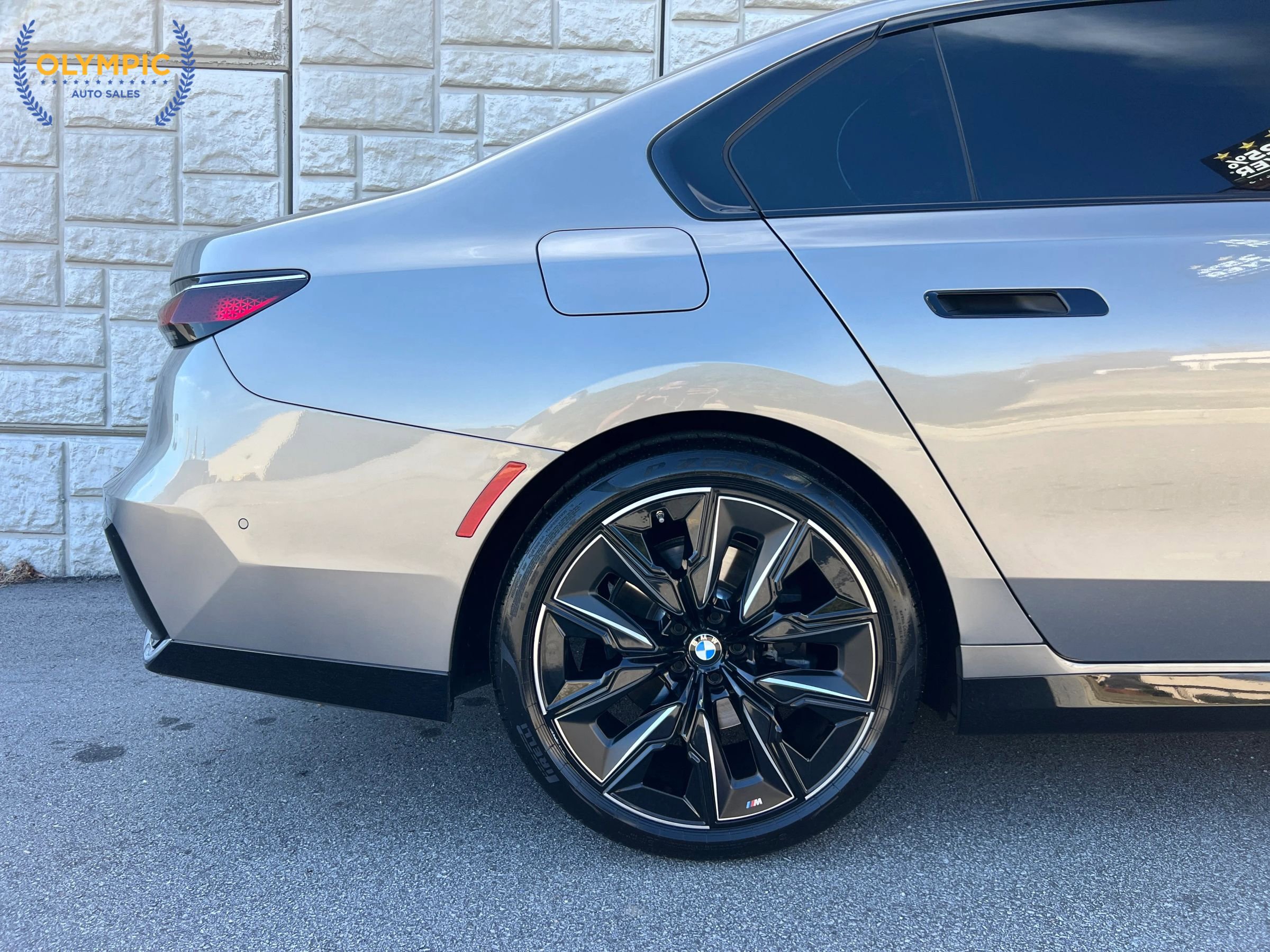Used 2023 BMW 740i image 12