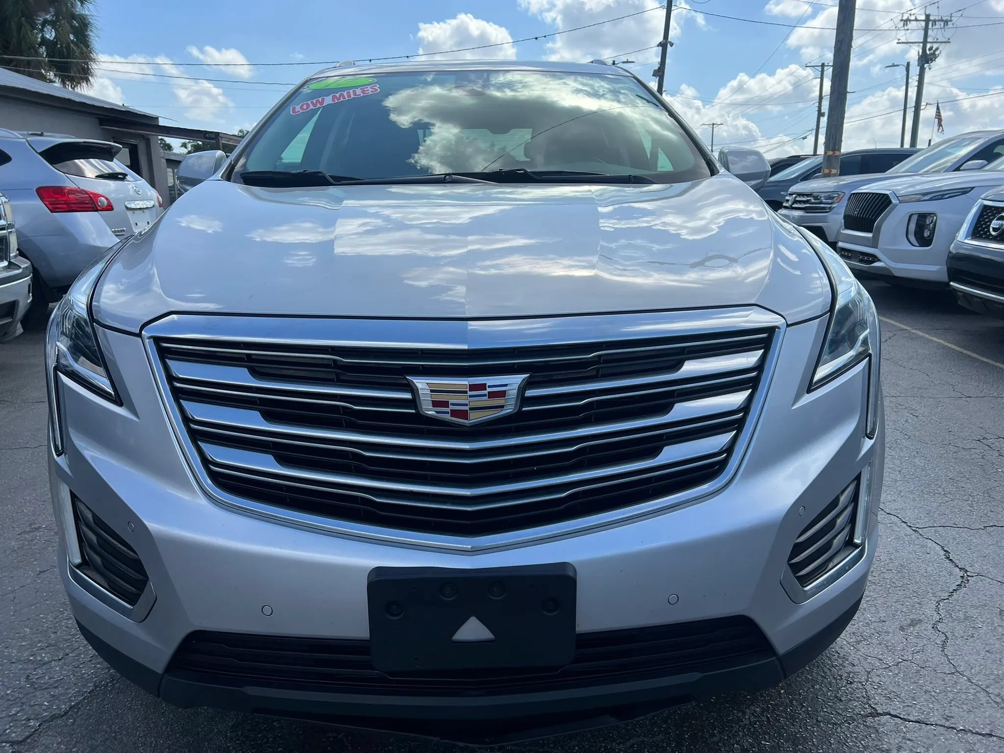 Used 2017 Cadillac XT5 Luxury w/ Driver Awareness Package FWD image 3