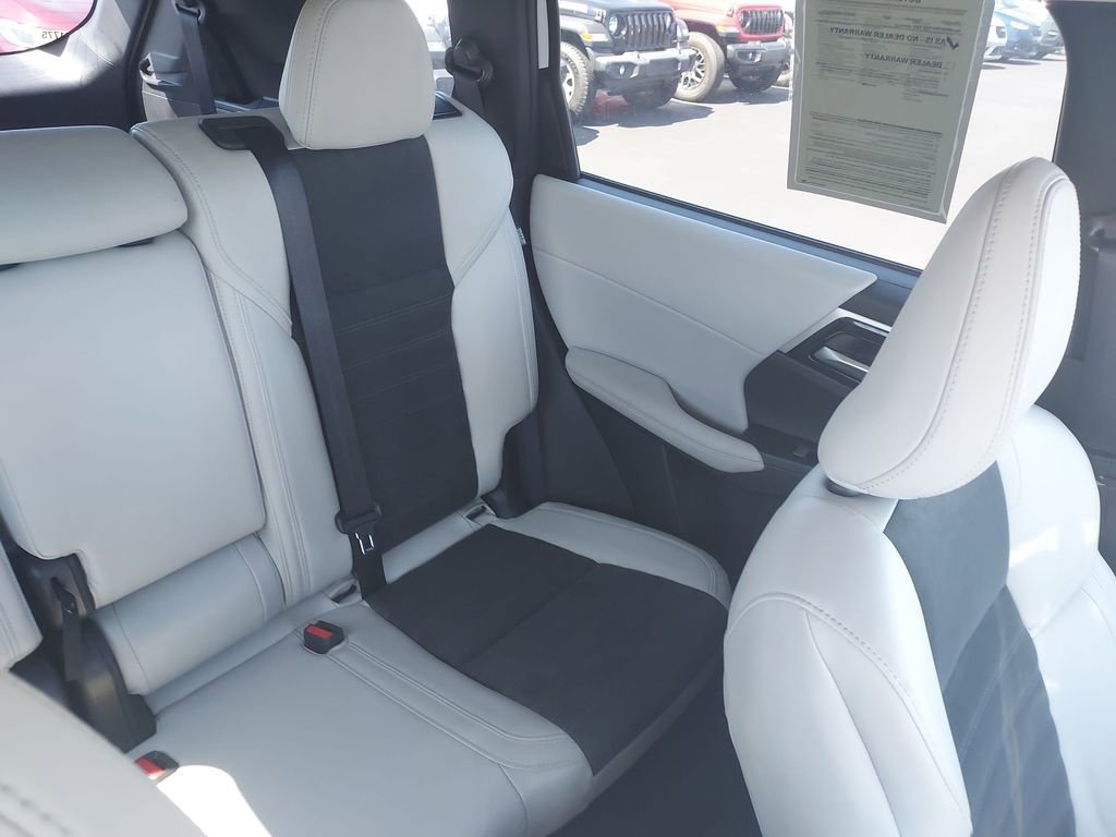 Used 2025 Mitsubishi Outlander SE FWD image 14
