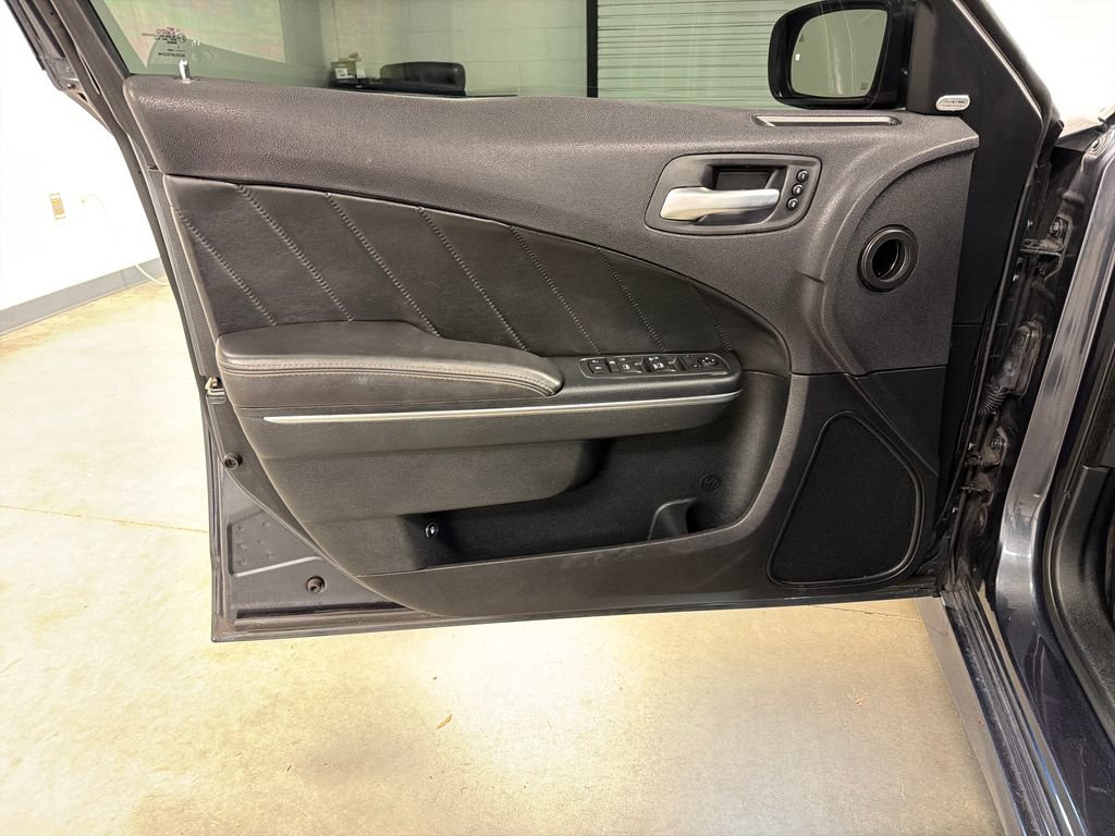 Used 2018 Dodge Charger SRT RWD image 27
