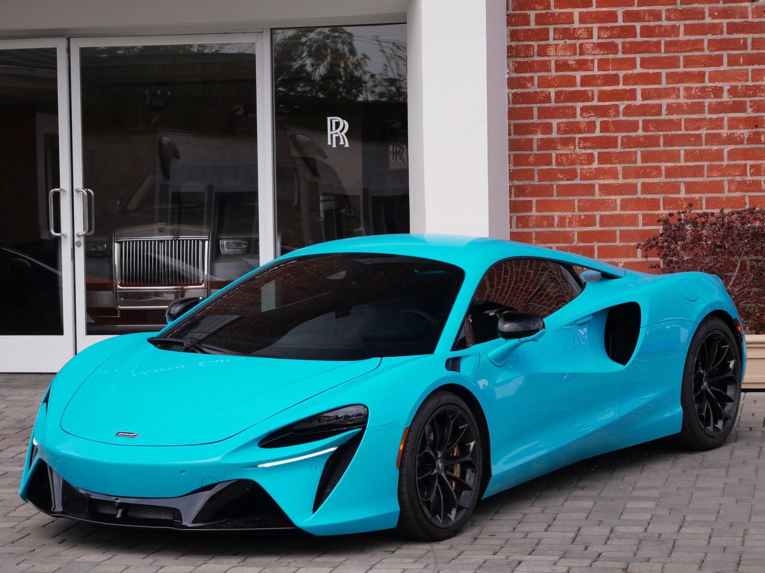 Used 2023 McLaren Artura RWD image 16