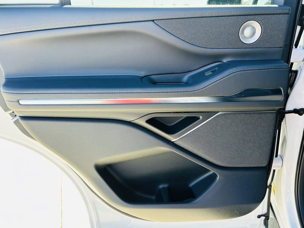 New 2025 Lincoln Navigator Reserve w/ Jet Appearance Package image 38